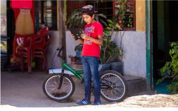 Un niño usando una tablet con internet comunitario
