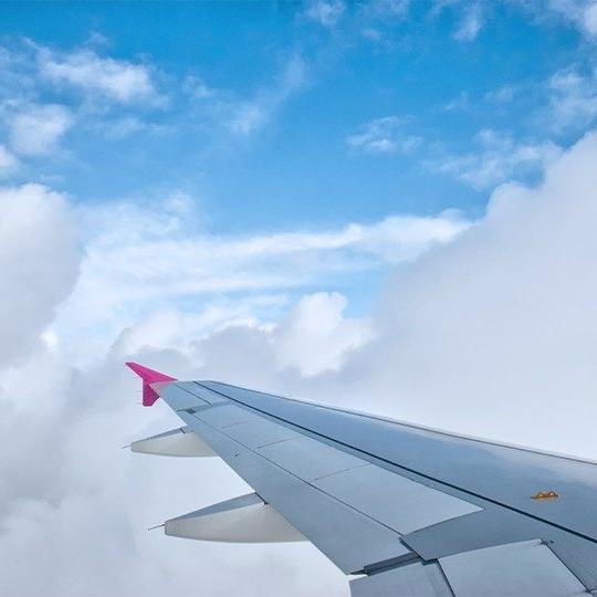一架飞机的右翼在云层中飞行的特写