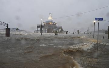 这是一张飓风艾达袭击路易斯安那州沿海社区的照片，飓风带来破坏性的洪水和大风