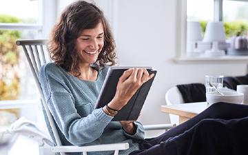 女人用平板电脑享受Wi-Fi