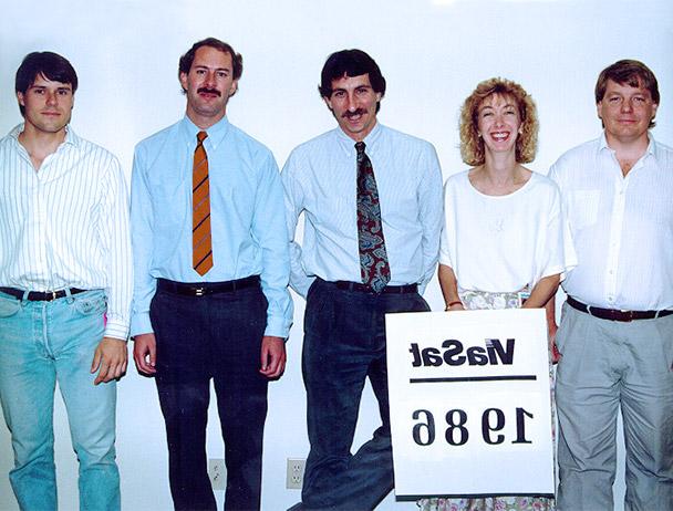 创始人马克Dankberg, 史蒂夫·哈特和马克·米勒加上两名Viasat员工站在一块写着“Viasat 1986”的牌子后面