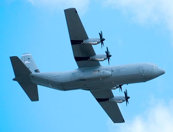 一架军用飞机在蓝天下飞行的俯视图