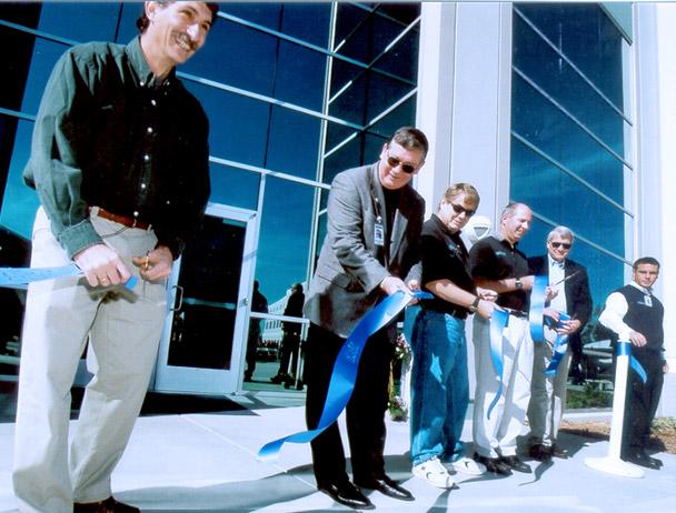 马克·丹克伯格和五名Viasat员工在新卡尔斯巴德前剪彩, CA校园