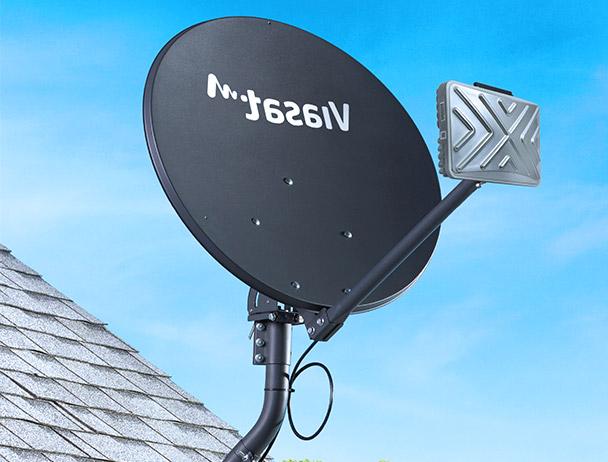 Viasat品牌的卫星天线安装在屋顶上