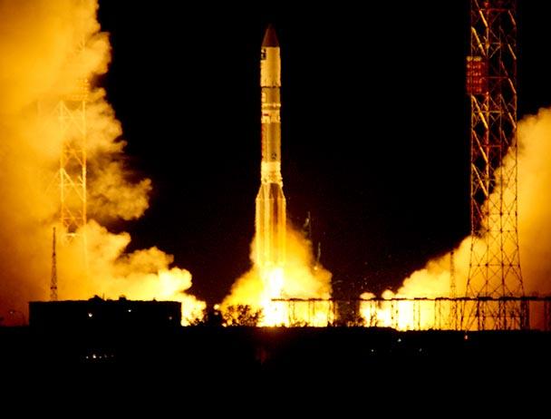 ViaSat-1从发射台发射到夜空中