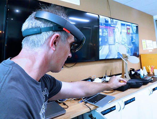 Viasat的工程师在实验室测试虚拟设备