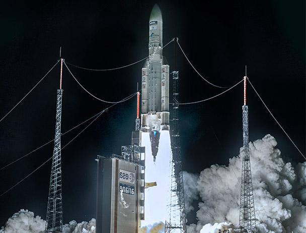 ViaSat-2从发射台发射到夜空中