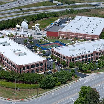 鸟瞰图的Viasat校园在德卢斯, 乔治亚州有3栋办公楼, 7个卫星天线和一个网球场