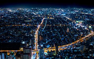 一个大城市在夜晚被城市的灯光照亮的鸟瞰图
