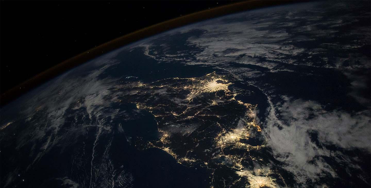 这是从太空拍摄的一张地球的照片，在一些最难到达的地方，通过ViaSat-3进行了连接