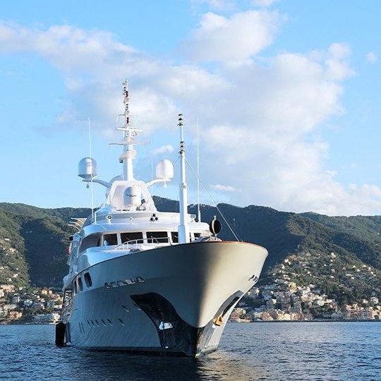 Starfire superyacht on the ocean equipped with Viasat maritime internet